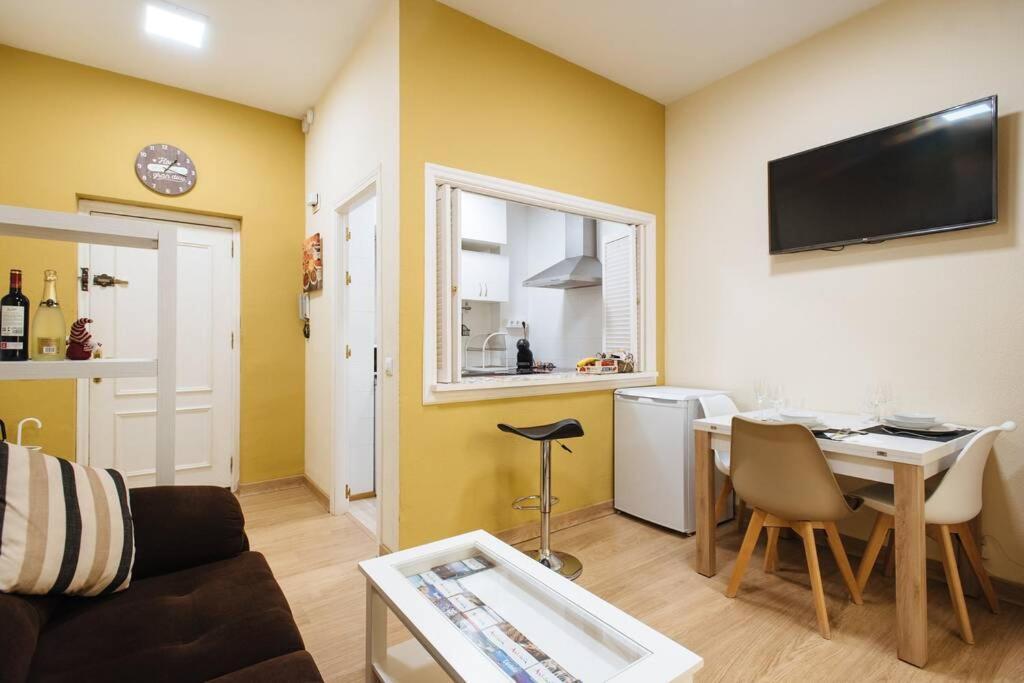 Cozy And Well Located Apartment In The Center Of Sevilla Bagian luar foto